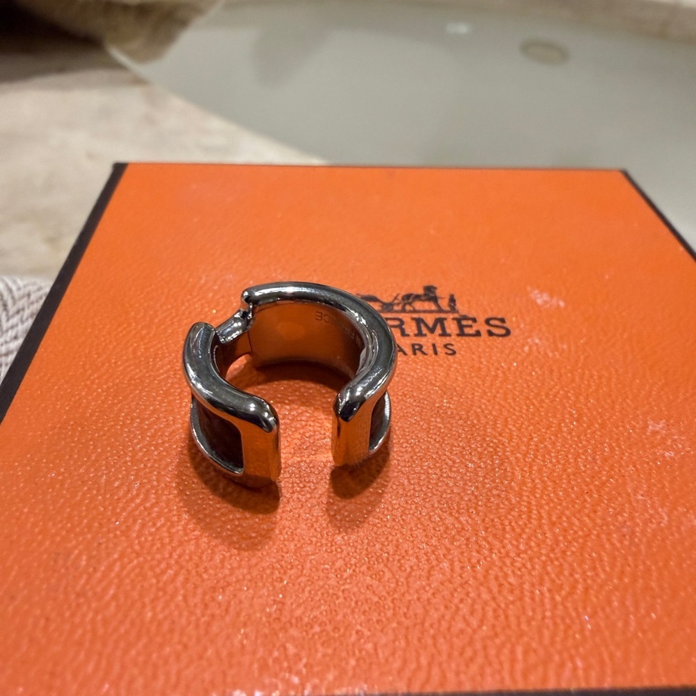 Hermes ear cuff black and silver. - Picture 4 of 6